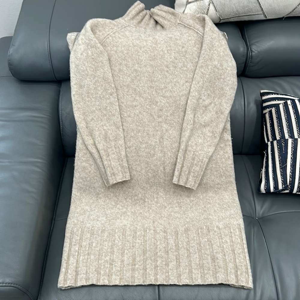 Beautiful elegant Banana Republic sweater size M